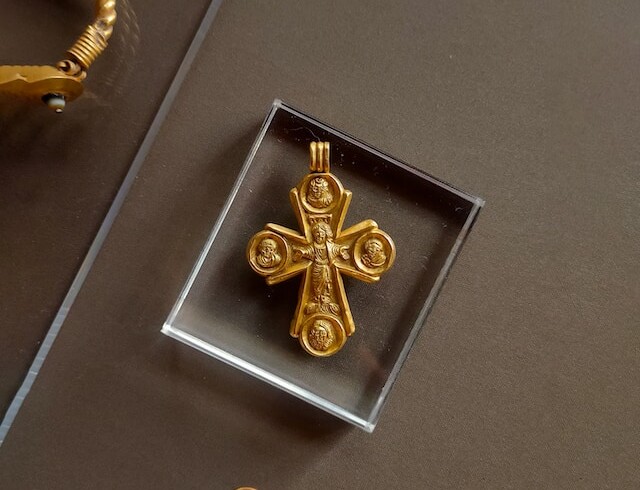 Din istoria bijuteriilor: Când au început oamenii să poarte la gât cruci și inimi de aur și de argint?