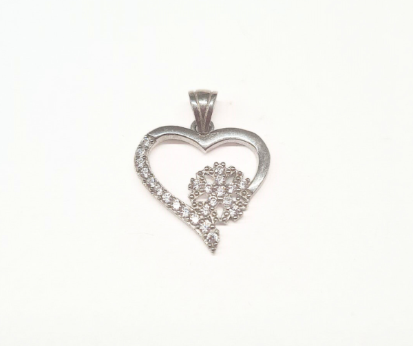 Pandantiv de argint 925 în formă de inimă decorat cu pietre zirconia