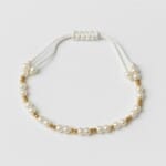 Brățară ajustabilă cu perle albe și biluțe aurii – White Pearl Classic
