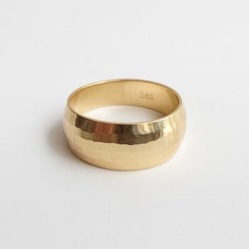 Inel unisex din aur 14K model lat – finisaj ciocănit