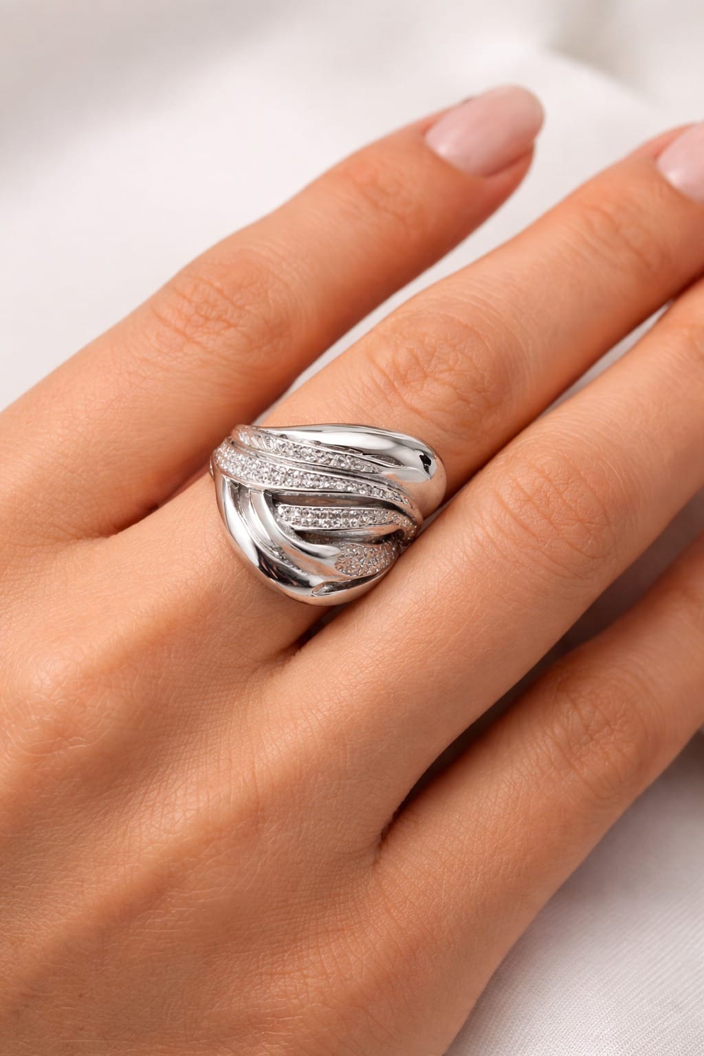Inel din argint 925, design modern tip împletit cu zirconii – statement elegant